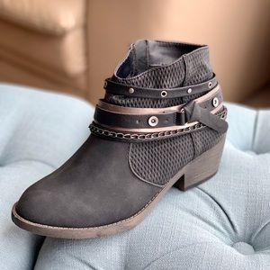 So Black ankle boots!